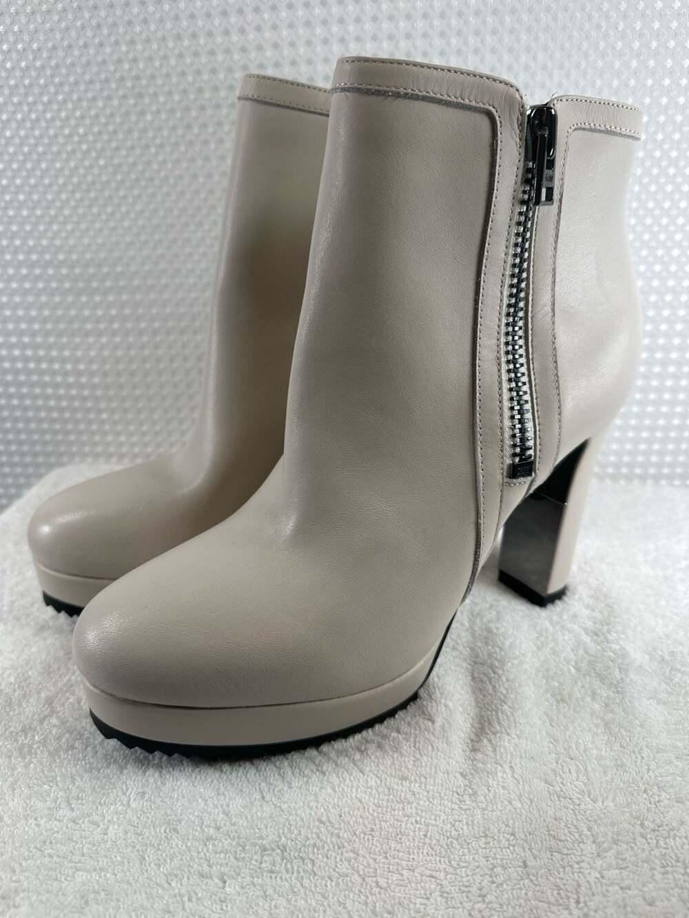 DKNY Liana Leather Platform Ankle Boots Cream Size 8.5M